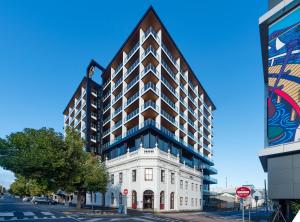 R Hotel Geelong - Overview and Location