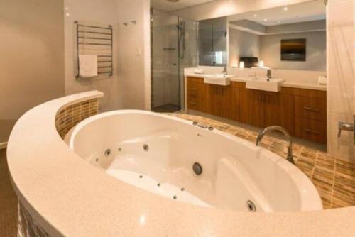 Regency Beach Club - Location and Accessibility