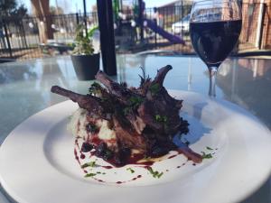 Riverina Hotel - Location Overview