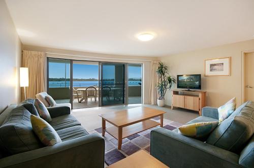 Riverside Holiday Apartments - Location and Distance