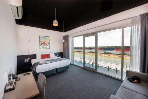 Rydges Pit Lane - Hotel Overview