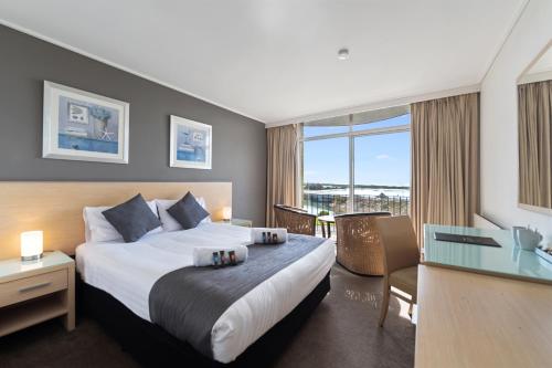 Scamander Beach Resort - Location and Surroundings