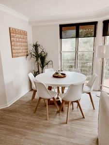 Sea Breeze on Main Beach - Property Overview
