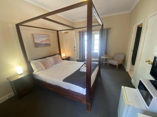 Settlers House York - Overview and Location