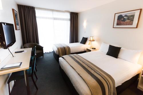 Shoreline Hotel - Location and Accessibility