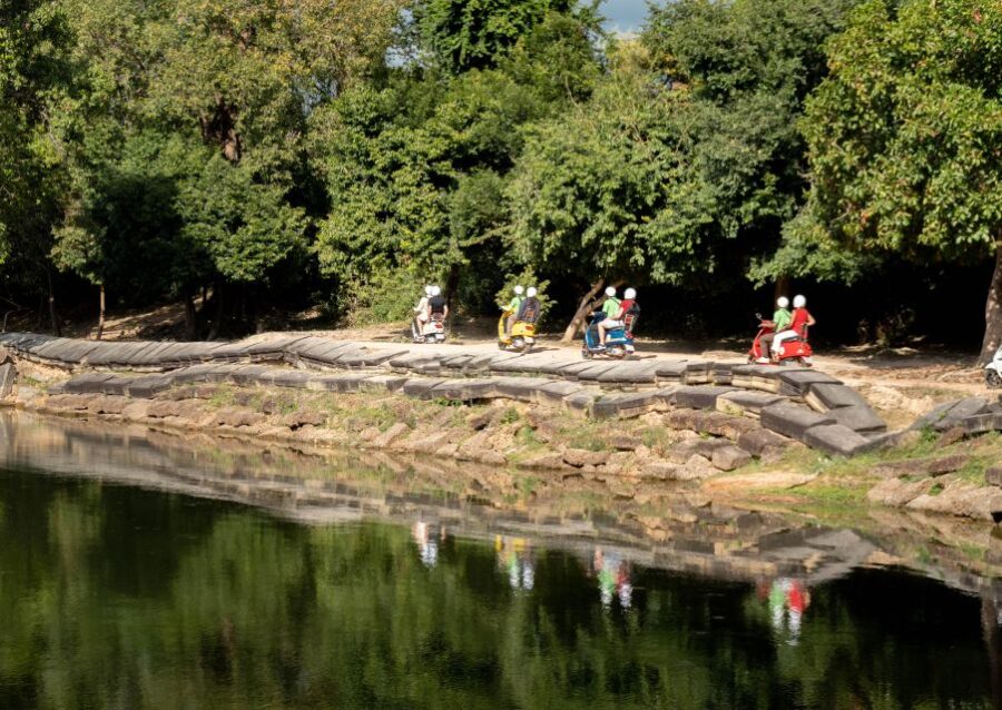 Siem Reap: Angkor Twilight & Boat Vespa Adventure
