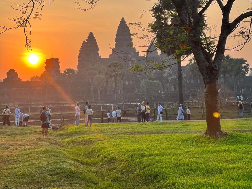 Siem Reap: One Way Transfer From Airport & Temples Tour