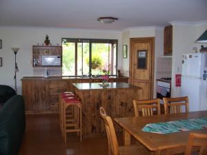 Silversprings Cottages - Location and Proximity