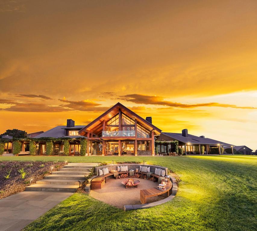 Spicers Peak Lodge - Overview and Location