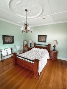 Stellas Dromana Hotel - Location and Surroundings
