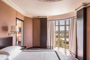 Sunset Tower Hotel - Hotel Location and Surroundings