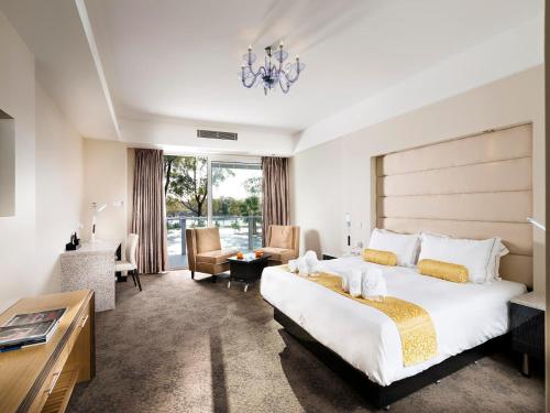 Swan River Hotel - Hotel Overview and Location