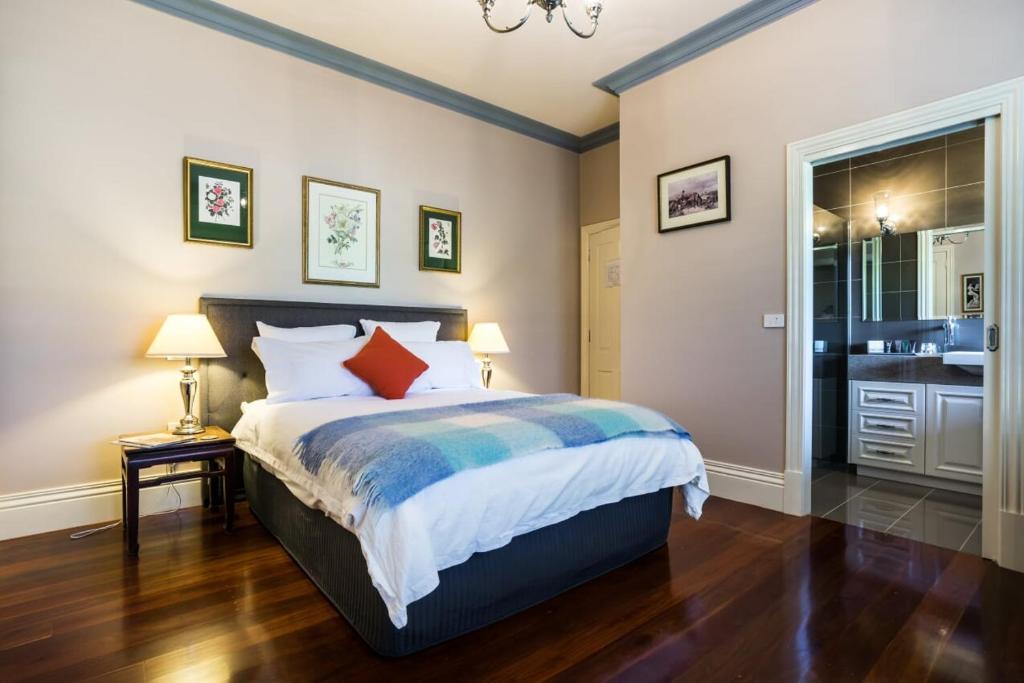 Tallawarra Homestead - Picturesque Rural Retreat