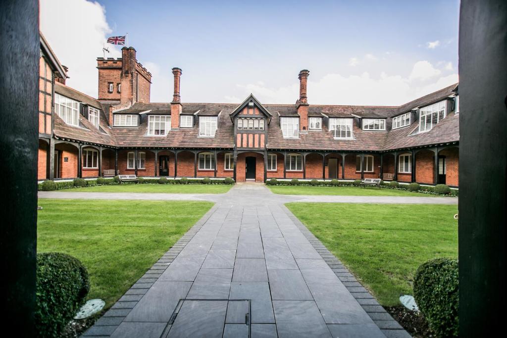 The Pillar Hotel Review
