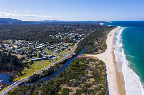 The Surfside Beaumaris - Beachfront Hotel Location