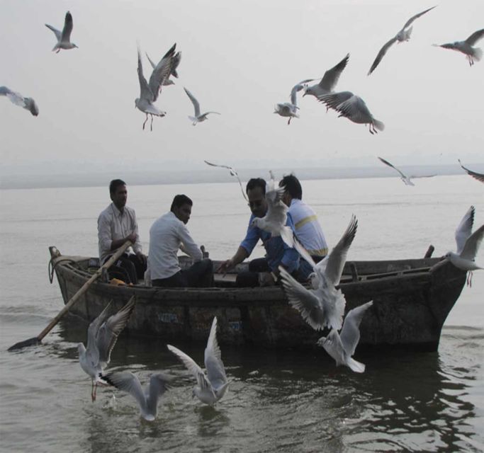 Varanasi: Morning Aarti With Boat Ride & Rooftop Breakfast