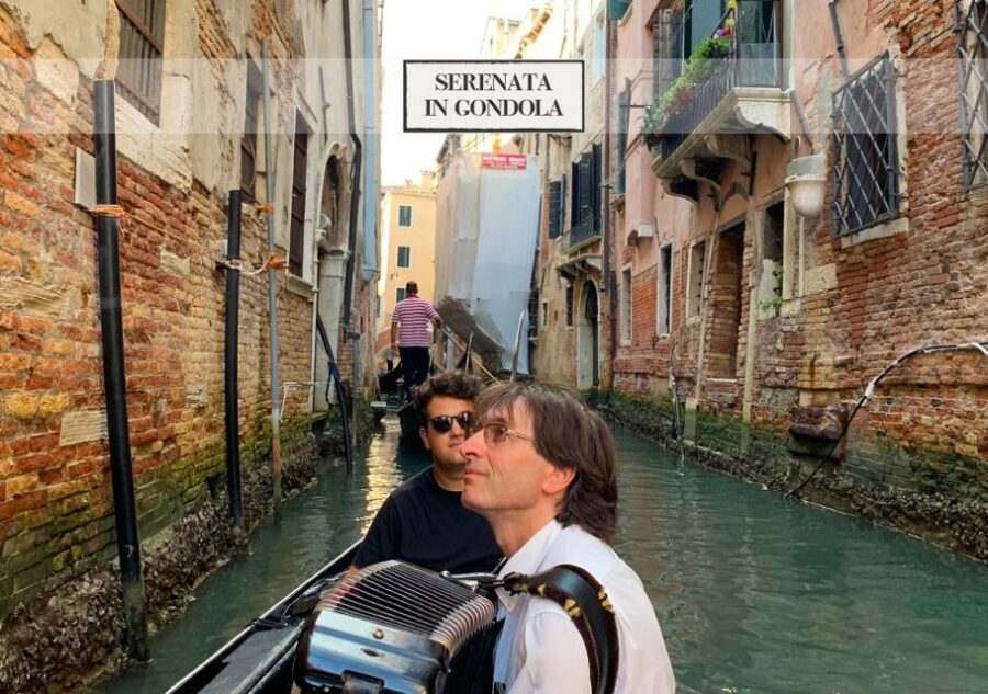 Venice: Gondola Ride With Serenade and Romantic Dinner