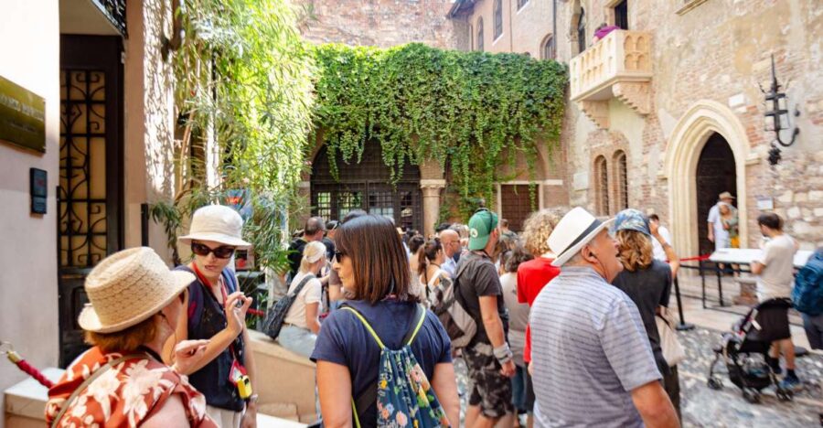 Verona: City Highlights & Street Food Walking Tour