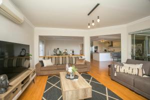 WATERLILY HOUSE - Luxury Canal House, Jetty, Dog & Child Friendly - Sleeps 14 - Property Overview