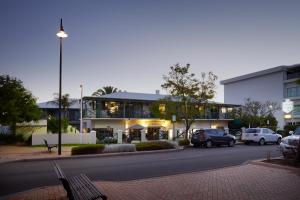 Windsor Lodge - Location and Proximity