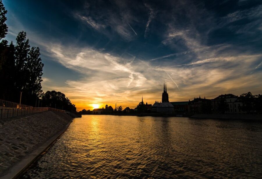 Wrocław: Ostrów Tumski and Old Town Highlights Private Tour