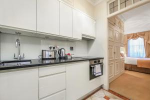 44 Curzon Street by Mansley - Convenient Location and Attractions