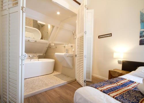 Acostar Hotel - Location and Accessibility
