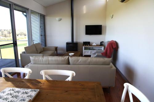 Adina Vineyard - Exceptional Guest Reviews