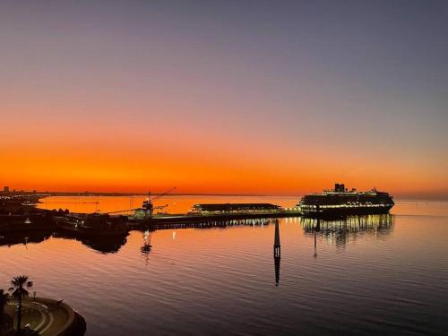 Amzing Ocean View Spacious Three Bedrooms Apartment Port Melbourne - Guest Experience and Ratings