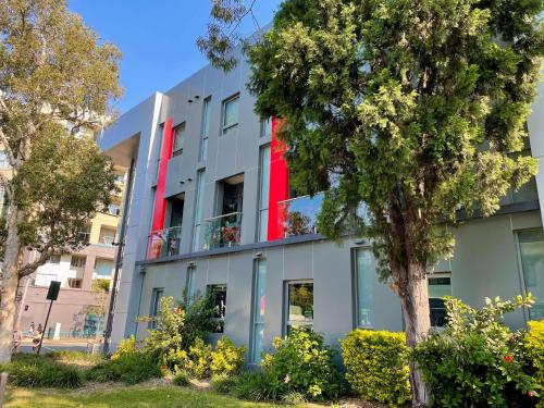 Best Western Plus Camperdown Suites - Location and Neighborhood