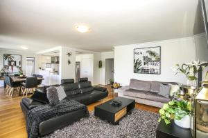 CHILLAX HOUSE - Luxury, Canals, Jetty, Family Friendly - Sleeps 14 in Style! - Spacious Accommodations