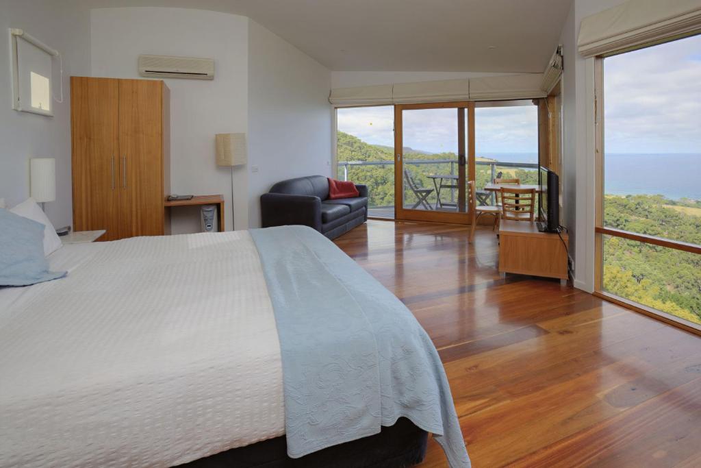 Chriss Beacon Point Restaurant & Villas Review
