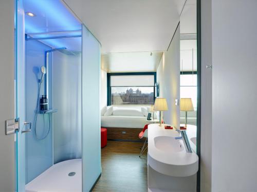 Citizenm Tower of London - Accommodation and Amenities