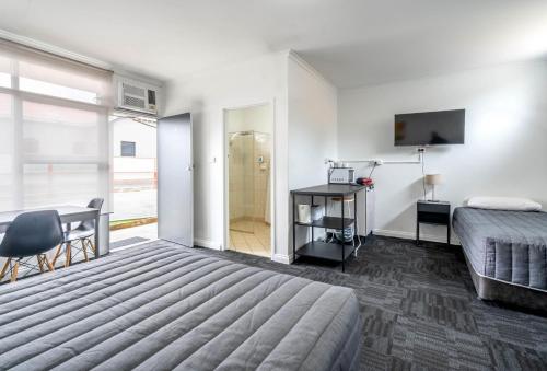 City West Motel - Room Features