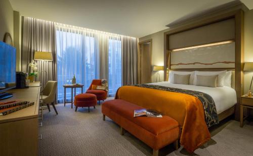 Clayton Hotel Chiswick - Rooms and Amenities