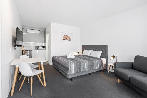 Commodore Motor Inn - Room Types and Amenities