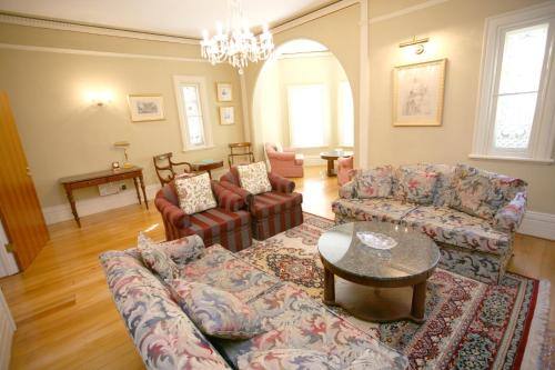 Darcys Hotel - Location and Accessibility