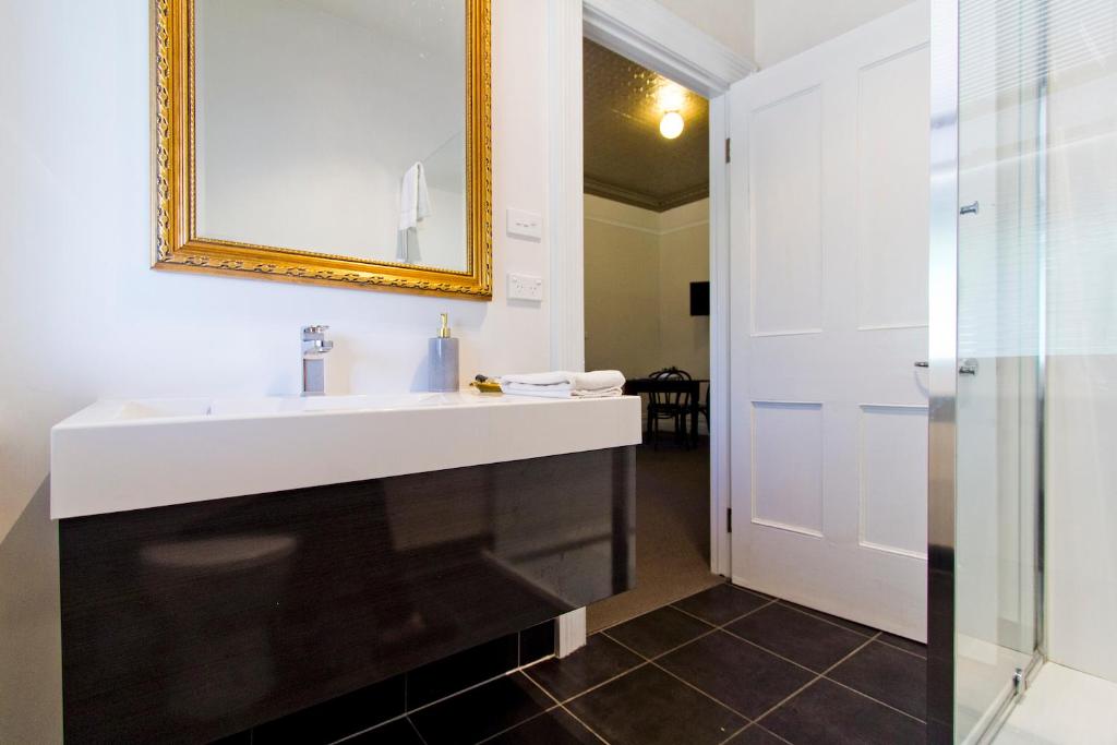 Deloraine Hotel - Guest Ratings and Feedback