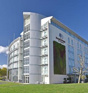 DoubleTree By Hilton London Excel - Location and Accessibility