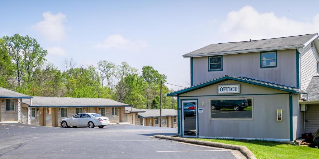 Economy Inn Bloomington - Room Types and Amenities