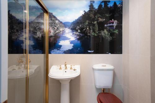 Fitzpatricks Inn - Location and Accessibility