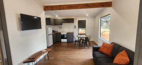 Glossy Black Cabin - Guest Reviews and Ratings