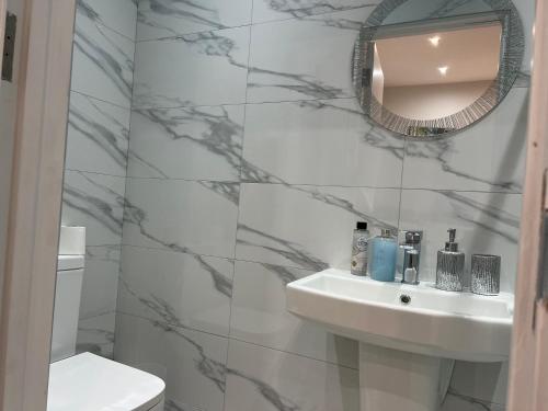 Grand Bleu - London - Next to Piccadilly Line Tube Station & Brand New Facilities - Room Types and Amenities