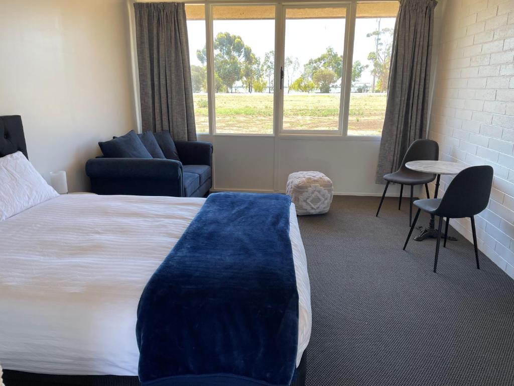 Happy Wanderer Motel Lake Boga ON THE LAKE WITH LAKE VIEWS - Guest Reviews and Ratings