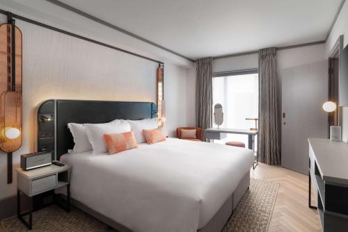 Hart Shoreditch Hotel London, Curio Collection by Hilton - Accommodation and Amenities