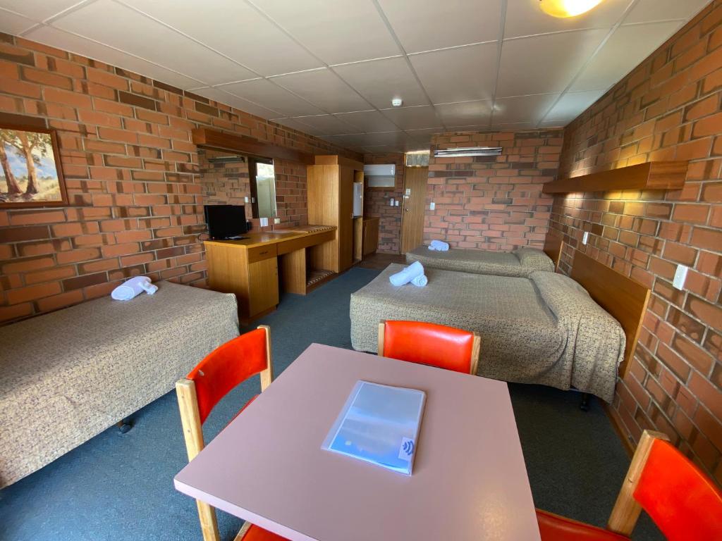 Hawker Hotel Motel Review
