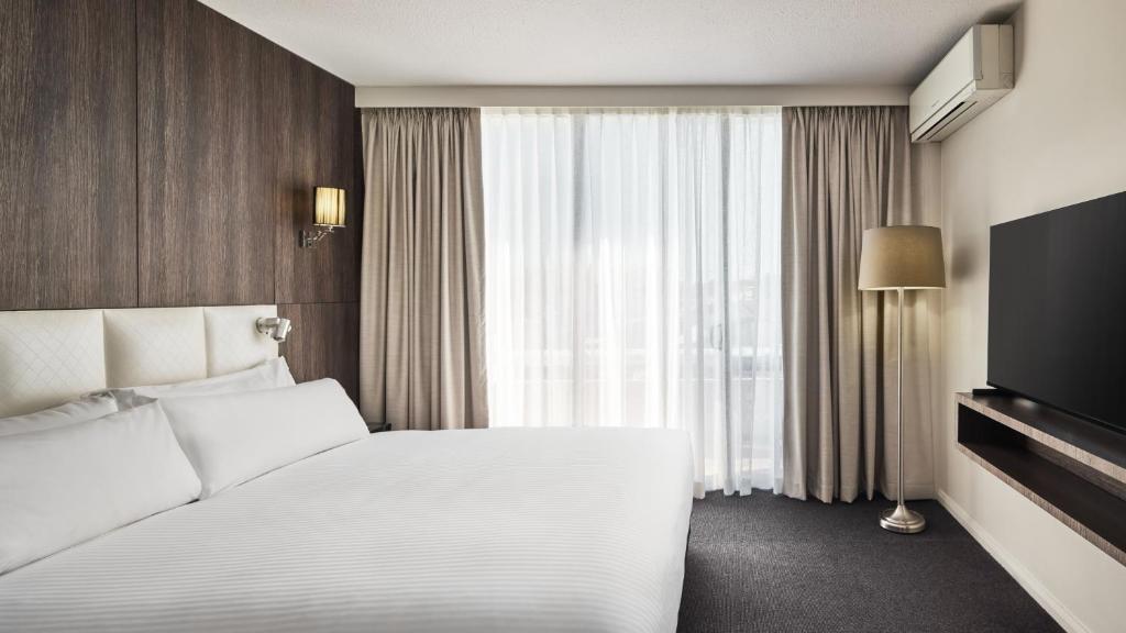 Holiday Inn Warwick Farm, an IHG Hotel - Location and Accessibility