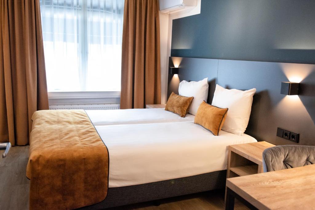 Hotel and the Cafe De Paris - Accommodation Features