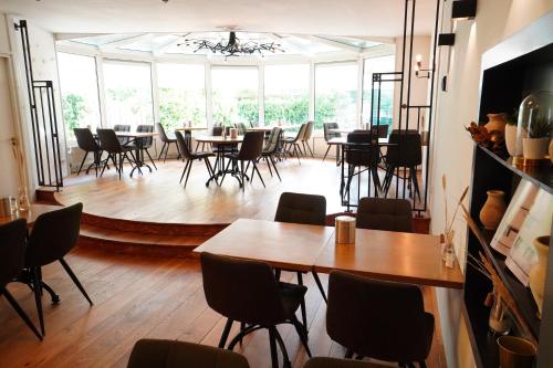 Hotel Den Burg - Amenities and Services