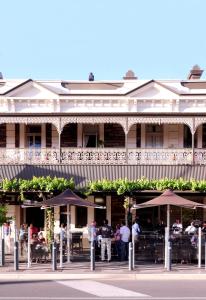 Hotel Metropolitan - Accommodation Options and Amenities